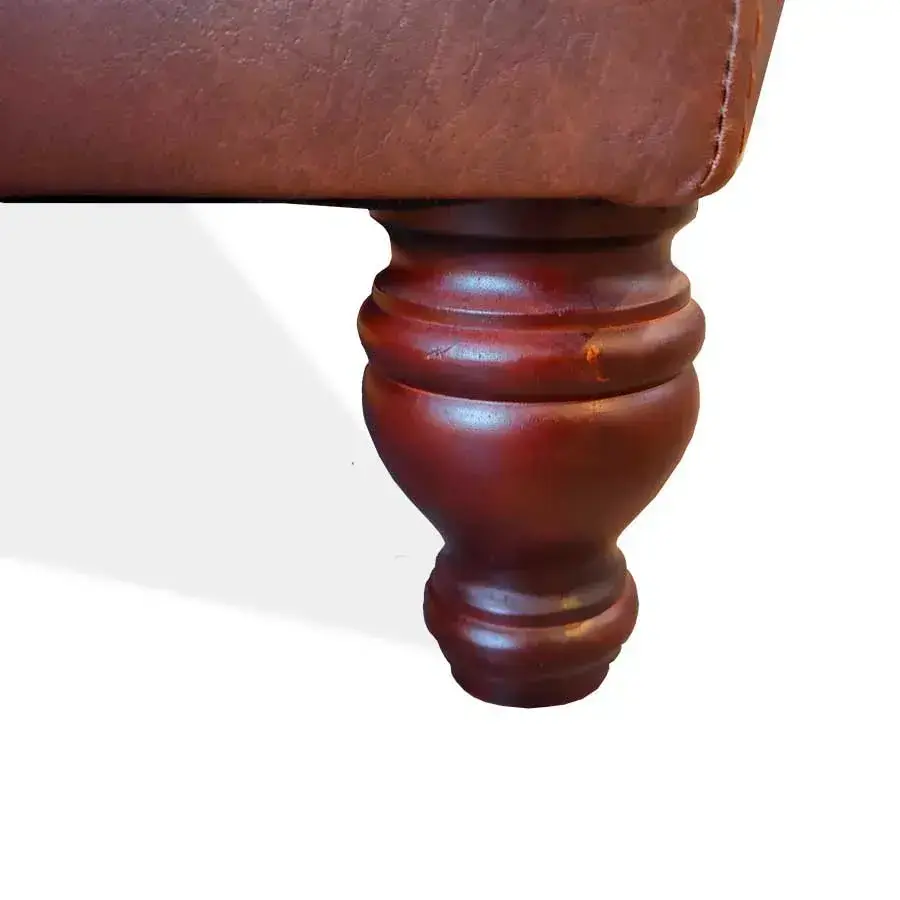 Booth-roma-para-restaurante-tapizado-con-patas-de-madera-detalle.webp